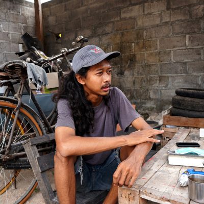 Wisnu Ajitama Merespon Triplek Bekas Untuk Menyampaikan Gagasan Tentang Pinggiran