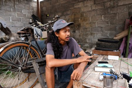 Wisnu Ajitama Merespon Triplek Bekas Untuk Menyampaikan Gagasan Tentang Pinggiran