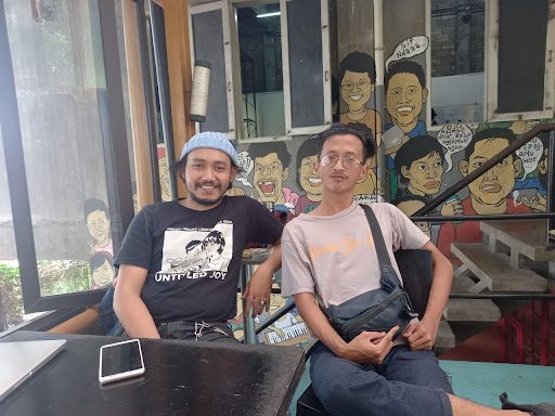Riyan Kresnandi (kiri) dan Ridho dari Komunitas Sakatoya (kanan) di Kedai Kebun Forum, Senin (13/9/2021) lalu.